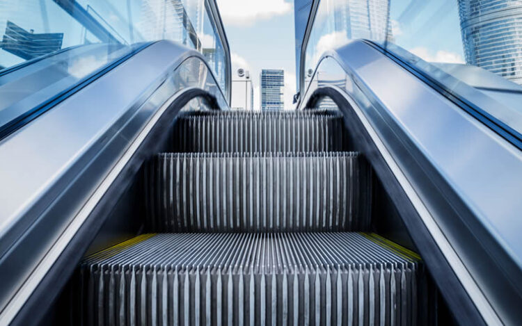 Escalator chain manufacturing